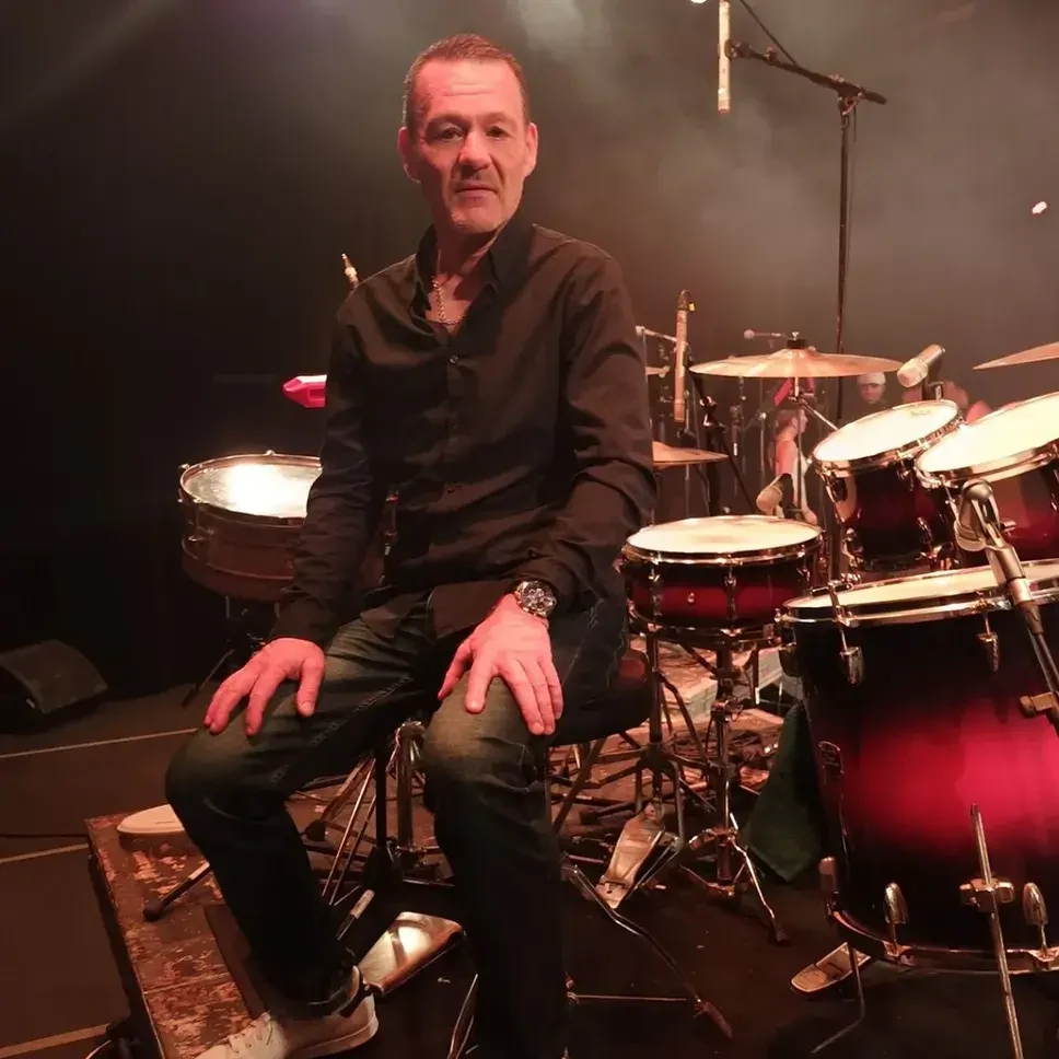 Christophe Arent à la batterie sur scène
